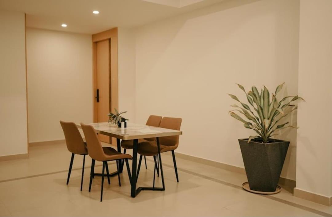 Atmosfera Bengaluru, India Aparthotel Luaran gambar